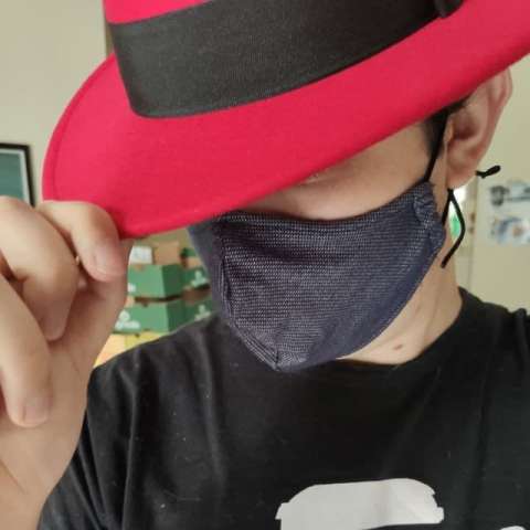 Picture of the writer, wearing a red hat and a covid mask, revealing almost nothing of his face